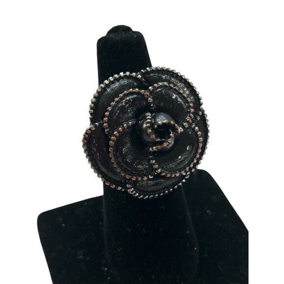 Size 7 Statement Ring Black Flower Goldtone Trim Silvertone Band - Picture 2 of 7